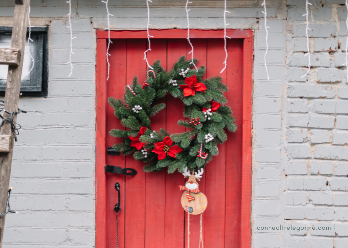 Come decorare la porta di casa per Natale con la ghirlanda
